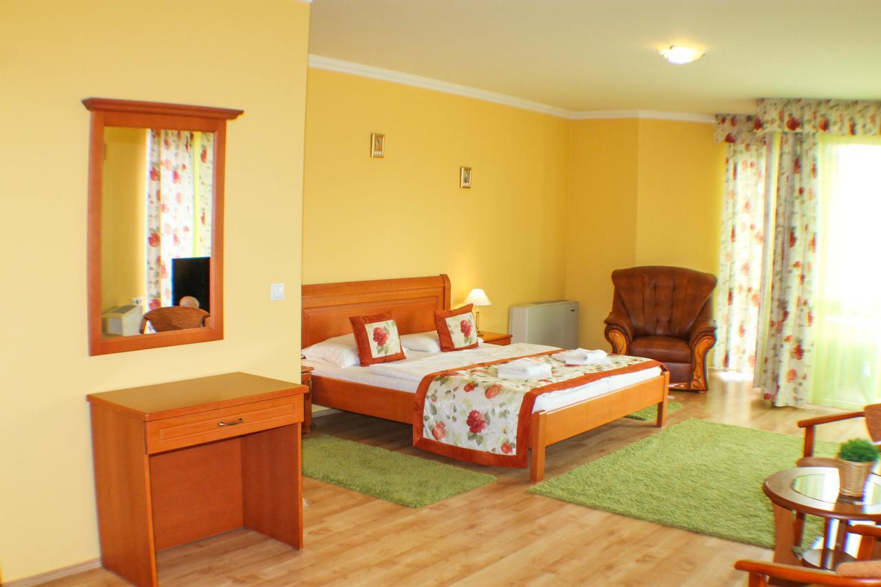 Hotel Jarja Hajdúszoboszló Exteriör bild