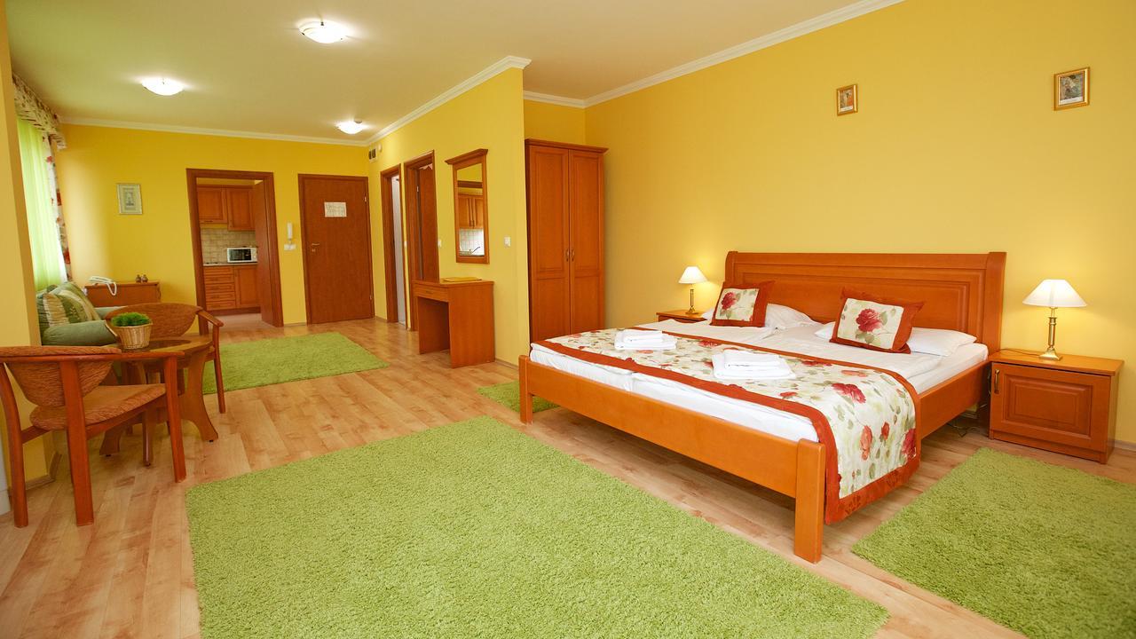 Hotel Jarja Hajdúszoboszló Exteriör bild